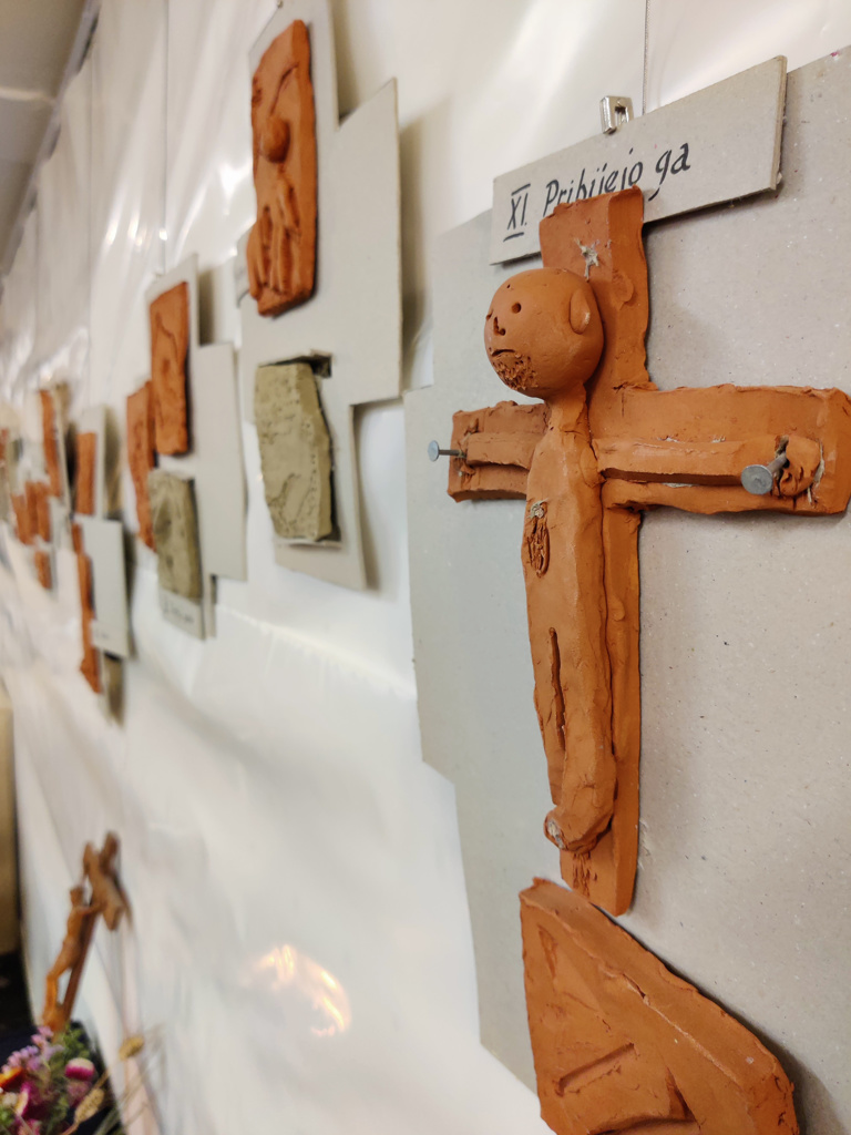 Križev pot z brezdomci in kaj gradi naš dom